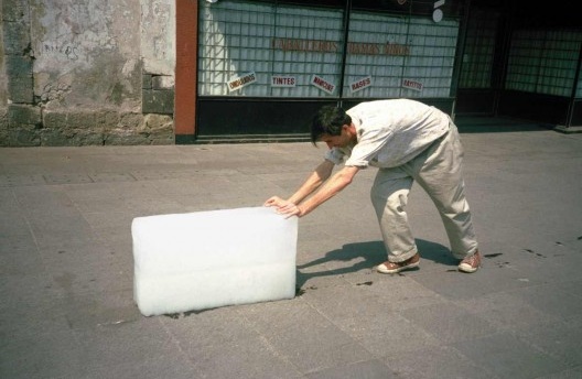 Francis Alÿs, Paradox of Praxis, 1997<br />Foto divulgação  [www.francisalys.com]