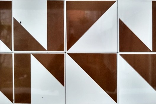 Destruição do mural de azulejos no prédio da Reitoria, antiga biblioteca da UFPB, João Pessoa, 1968, arquiteto Acácio Gil Borsoi<br />Foto divulgação 