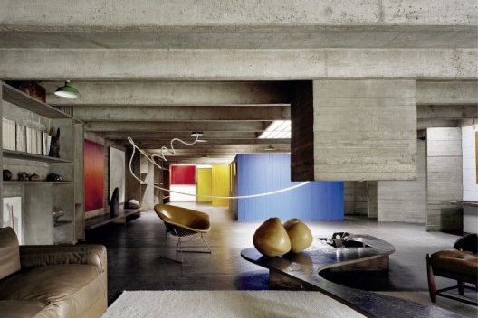 Residência Tomie Ohtake, São Paulo, 1966. Arquiteto Ruy Ohtake<br />Foto Nelson Kon  [GUERRA, Abilio; ROMANO, Silvana. <i>Ruy Ohtake, arquiteto</i>. São Paulo, Romano Guerra/In]
