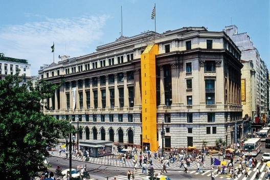 “Periscópio”, instalação de Guto Lacaz, Arte/cidade 2 – a cidade e seus fluxos,, São Paulo, 1994<br />Foto Nelson Kon 
