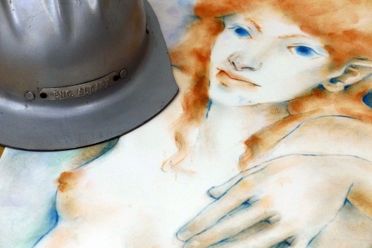 Capacete do “Engenheiro Aldary” e pintura de mulher do pintor Aldary Toledo<br />Foto André Marques 