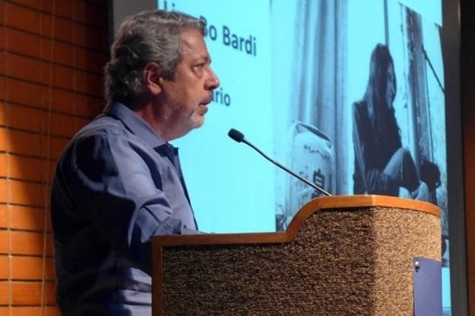 Renato Anelli apresenta homenagem a Lina Bo Bardi, Encontro Núcleo Docomomo-SP 2015<br />Foto André Marques 