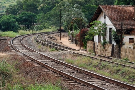 Aspecto atual de trecho com percurso ferroviário no itinerário para a sede urbana de Santana do Deserto [LIMA, Fabio Jose Martins de (org.). Urbanismo em Minas Gerais: pelas cidades, p. 82]