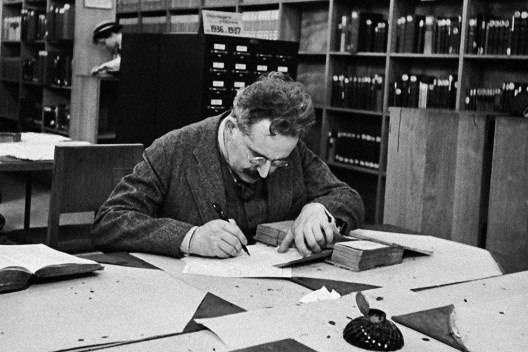 Walter Benjamin lendo na Biblioteca Nacional de Paris, 1933<br />Foto Gisèle Freund 