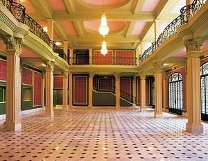 Vista do foyer restaurado. Destaque-se a presença dos lustres restaurados de cristal belga, o esquema cromático e a paginação do piso de mármore de Carrara italiano<br />Foto Racional Engenharia 