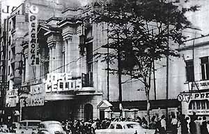 Foto histórica do Cine-teatro Paramount, fachada em 1963 [jornal “O Estado de São Paulo”]