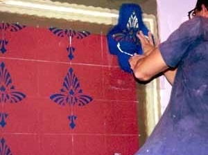 Execução da pintura de recomposição dos elementos cromáticos decorativos, pormenor de aplicação das máscaras<br />Foto Haroldo Gallo 