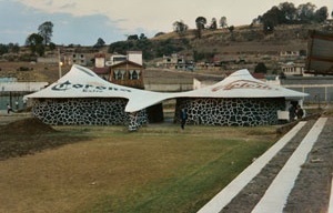 Banheiros e vestiários realizados em autoconstrução pelos habitantes de Mirasol, Estado de México, com a assessoria do arquiteto Carlos González Lobo. Sistema CGL-1 [Autor, México 2002]