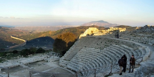 Ruínas de Teatro Grego, sítio arqueológico de Segesta, Sicília, Itália. Foto Victor Hugo Mori<br />Foto Victor Hugo Mori 
