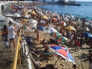 Vendedores ambulantes no Porto da Barra<br />Foto do autor 