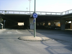 Passarela de Tarragona, estacionamento sob a passarela<br />Foto Vera Hazan 