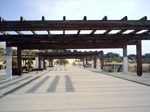 Passarela de Tarragona, pérgulas na praça<br />Foto Vera Hazan 