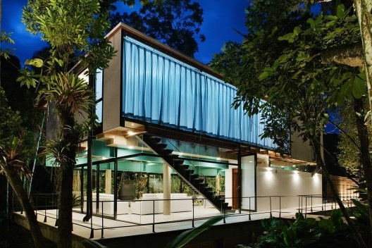 Casa na praia de Iporanga, Guarujá, arquitetos Lua e Pedro Nitsche<br />Foto Nelson Kon 