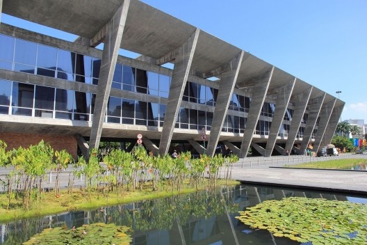Museu de Arte Moderna do Rio de Janeiro, Rio de Janeiro RJ Brasil, 1952. Arquiteto Affonso Reidy<br />Foto Halley Pacheco de Oliveira  [Wikimedia Commons]
