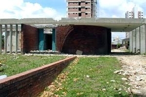 Residência da Av. Epitácio Pessoa em demolição, Arquiteto Gil Acácio Borsoi. Dois painéis de Brennand, que seriam demolidos, serão doados à UFPB
