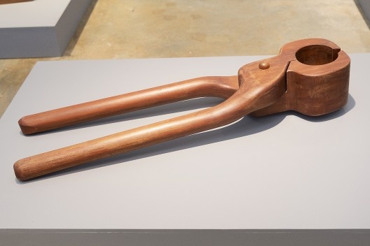Ferramenta de madeira, peça da exposição “Melancolia 3”, de Marco do Valle<br />Foto divulgação 
