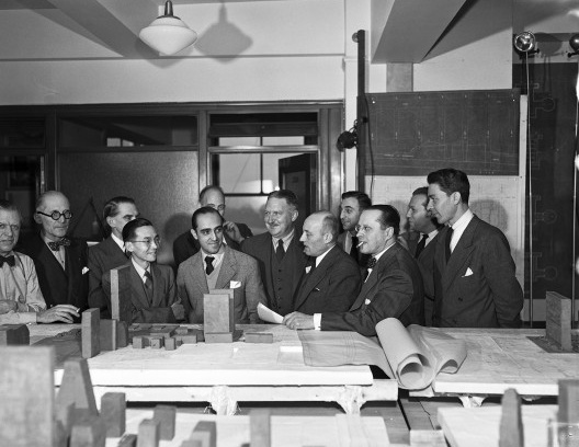 Liang (o quarto à esquerda) e Niemeyer (o quinto à esquerda) no projeto da ONU<br />Foto divulgação/ disclosure photo  [UN Headquarters: A Workshop for Peace]