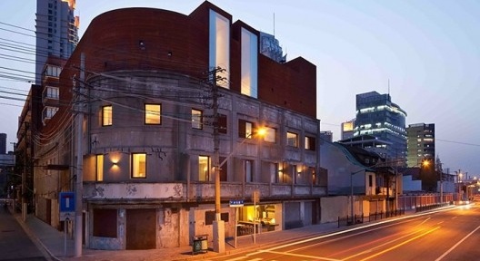 O hotel Water House, projetado pelos arquitetos Lyndon Neri e Rossana Hu, do Design Republic, e seu terraço com vista para Pudong [www.thedesignrepublic.com]