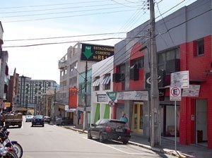 Atual situação do antigo conjunto: além das descaracterizações e demolições, não foi respeitada a volumetria edificada<br />Foto autores, 2005 