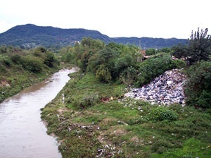 Deposição de lixo na margem do Arroio Cadena, na Vila Oliveira<br />Foto autores, 2005 