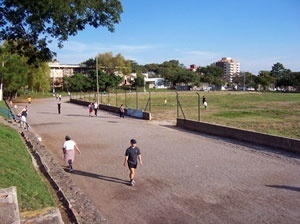 Pista de caminhada do Centro Desportivo Municipal; área verde pública destinada ao lazer, à recreação e ao esporte, ameaçada pela possível construção de um Centro de Eventos<br />Foto autores, 2006 