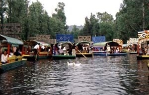 Xochimilco, Cidade do México. Canais de água entre as "chinampas" arborizadas