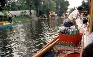 Xochimilco, Cidade do México. Canais de água entre as "chinampas" arborizadas