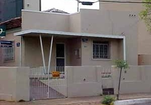 Casa popular com elementos da arquitetura moderna