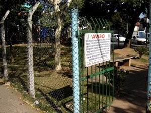 Cruzamento da rua Cunha Gago com avenida Brigadeiro Faria Lima, bairro de Pinheiros, São Paulo - A forma da "praça" é resultante de remanescente de desapropriação para a ampliação da avenida Faria Lima