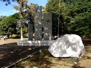 Praça do Maçom - Alto da Lapa, São Paulo - Triângulo encravado entre rua com intenso movimento de veículos (trata-se da continuação da Via Anhanguera) e os fundos de uma quadra, ambiciona uma monumentalidade impossível