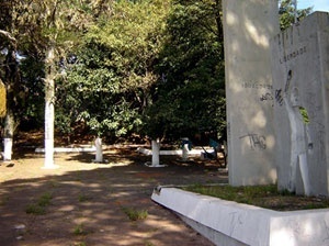 Praça do Maçom - Eventuais moradores de rua são seus únicos freqüentadores