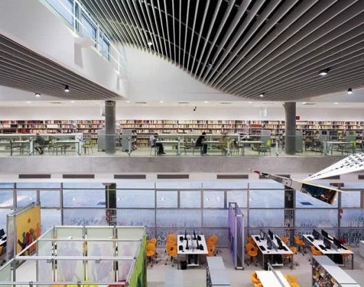 Biblioteca São Paulo, Parque da Juventude, São Paulo. Escritório Aflalo & Gasperini (arquitetura), Dante Della Manna (interiores) e Univers Design (design gráfico)<br />Foto Daniel Ducci 