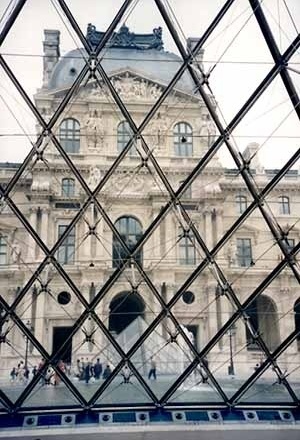 Ampliação do Museu do Louvre, Paris, França. Arquiteto I. M. Pei<br />Foto A. Guerra 