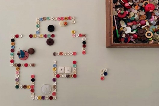 Brinquedo de criança: a caixa de botões [Acervo das autoras]