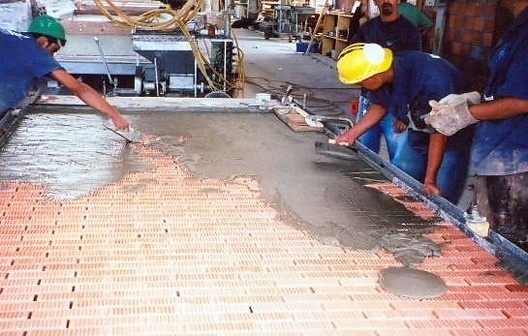 Painel de GRC que incorpora plaquetas cerâmicas no processo de pré- fabricação