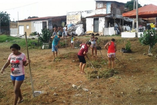 Grupo das pessoas encarregadas de realizar a limpeza na Comunidade Alto da Torre<br />Foto Simone Costa 