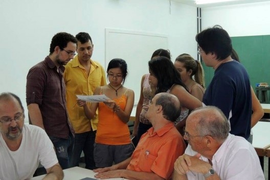 Oficina de Modelos, 14 de fevereiro, tarde, professores observam alunos da USP e Mackenzie, de equipes diferentes, trocando ideias e informações. Foto Marta Bogea<br />Foto Abilio Guerra 