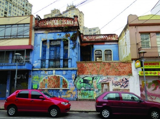 Sobrado localizado na rua Riachuelo em completo estado de abandono e arruinamento das estruturas internas<br />IPPUC, 2018 