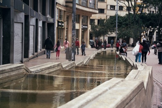 Eje ambiental de la Avenida Jiménez, Bogotá. Arq. Rogelio Salmona, 2001<br />Foto Maria Claudia Levy 