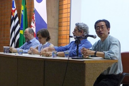 Hugo Segawa coordena mesa de debate com as presenças de Abilio Guerra, Monica Junqueira de Camargo e Renato Anelli, Encontro Núcleo Docomomo-SP 2015<br />Foto André Marques 
