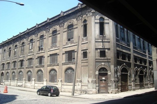 Avenida Rodrigues Alves 303 a 331, antiga sede da Cia. Nacional de Navegação Costeira, imóvel tombado pelo Município<br />Foto Roberto Anderson Magalhães 