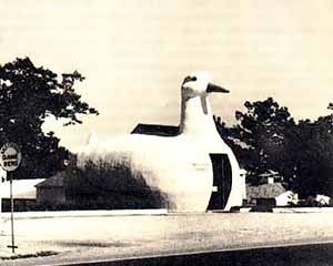 The Long Island Duckling, Long Island, EUA. Fonte: VENTURI, Robert; BROWN, Denise Scott. Aprendiendo de Las Vegas. Barcelona: Gustavo Gilli, 1972