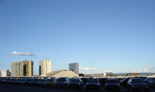 Teatro Nacional em segundo plano e os edifícios do SBN (Setor Bancário Norte)<br />Foto Eduardo Pierrotti Rossetti 