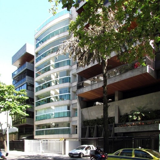 Varandas, originalmente abertas e em balanço, fechadas com esquadrias ou apenas vidros sem montantes, o que, em ambos os casos, modifica a volumetria original, Rio de Janeiro, décadas de 1980 e 2000<br />Foto Andréa Redondo 