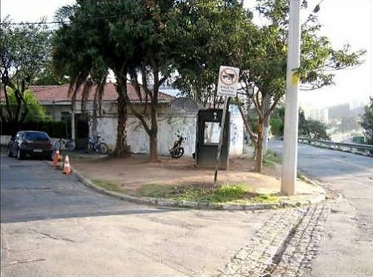 Uma pequena praça. Há milhares desses espaços, públicos e privados, em toda a metrópole. E mais milhares podem ser criados. O comum hoje: limpeza e chão batido. Errado, praticamente toda a água de chuva escorre pela superfície e vai para o sistema de dren<br />Foto Álvaro Rodrigues dos Santos 