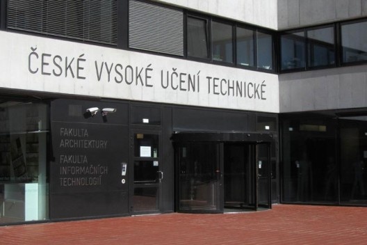 Escola de arquitetura da univ tecnica de praga (entrada)<br />foto Gabriela Celani 