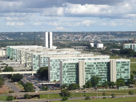 Blocos ministeriais da Esplanada. Notem-se as conexões com os anexos sobre a via N2<br />Foto Eduardo Pierrotti Rossetti 