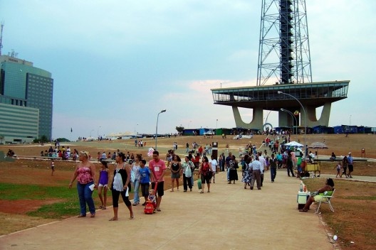 Feira da Torre. Vista na direção do topo da colina, antes da remoção da feira<br />Foto Gabriela Tenorio 