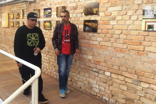 O pixador e convidado. Exposição <i>Cripta Djan, em nome do pixo</i>, curadoria João Correia<br />Foto Abilio Guerra 