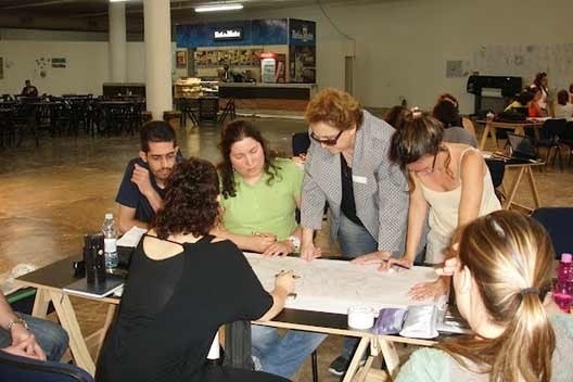 Gilda Collet Bruna trabalhando com a equipe. NonaBia – 9ª Bienal Internacional de Arquitetura de São Paulo. 2011<br />Foto Erica Lemos Gil 